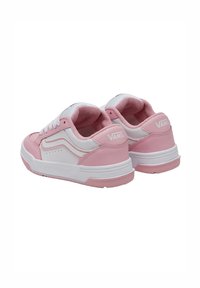 Sneaker Vans rosa e bianchi con design a basso profilo, caratterizzati da una tomaia in pelle rosa testurizzata, lacci bianchi e suola in gomma.