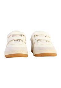 Sneakers bianchi con doppie cinghie a strappo, tomaia in suede e tessuto, suola in gomma, punta rotonda e dettagli cuciti.