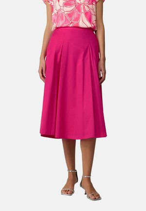 Jupe rose mi-longue en forme A, fabriquée en tissu lisse, dotée d'une taille ajustée et de plis délicats pour plus de volume. Ourlet plat et sans fermetures visibles.