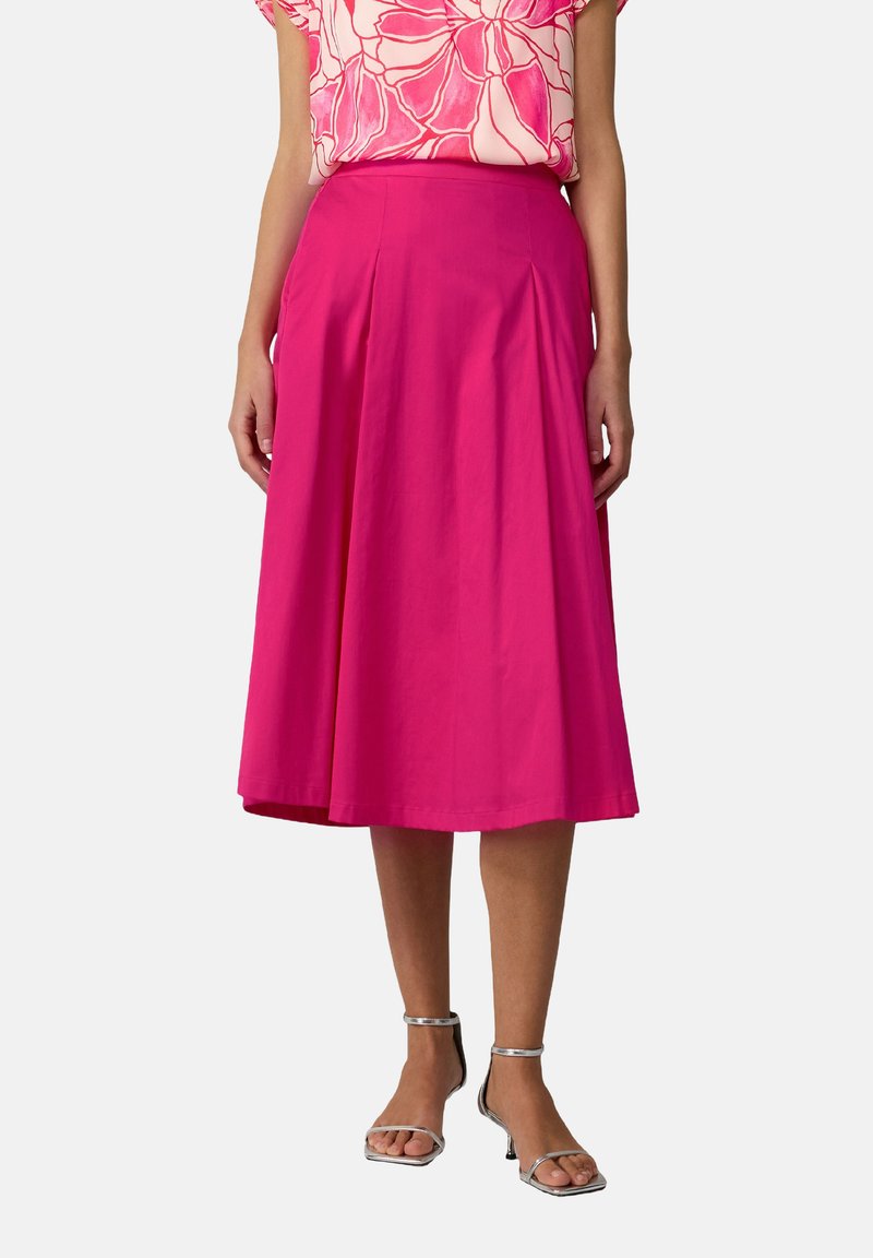 Jupe rose mi-longue en forme A, fabriquée en tissu lisse, dotée d'une taille ajustée et de plis délicats pour plus de volume. Ourlet plat et sans fermetures visibles.