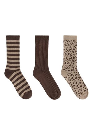 Tri ponožky v hnedých tónoch: pruhované, jednofarebné rebrované a so vzorom leopardieho potlaču, usporiadané vedľa seba na bielom pozadí.