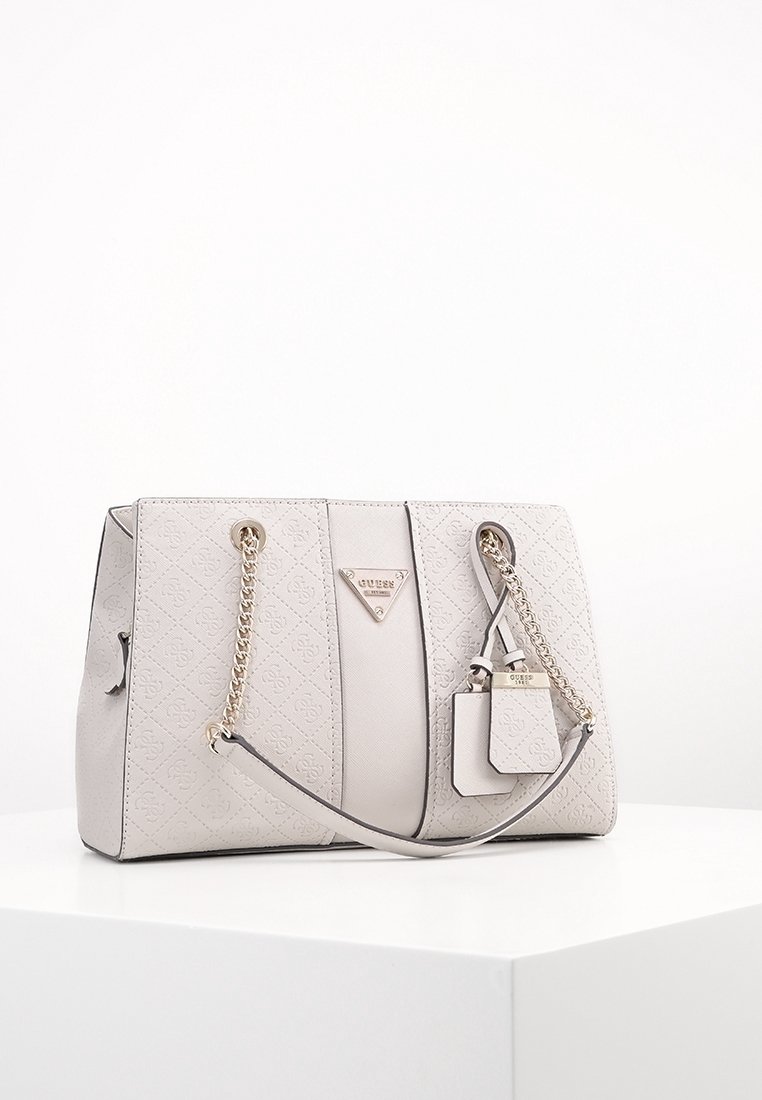 Sac à main gris clair avec un design matelassé, des accents en chaîne argentée et une étiquette de logo. Présente une forme structurée et deux anses supérieures.