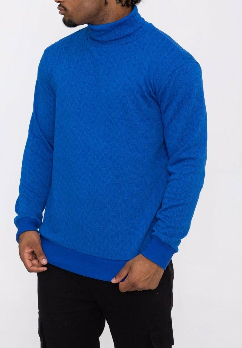 Pull en maille bleu à col roulé avec un motif en diamant texturé, doté d'un col ajusté et de bords côtelés aux poignets et à l'ourlet.