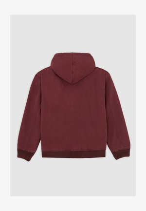 Bordeauxfarbener Kapuzenpullover mit langen Ärmeln, gerippten Bündchen und Bündchen, von hinten auf einem schlichten grauen Hintergrund gezeigt.