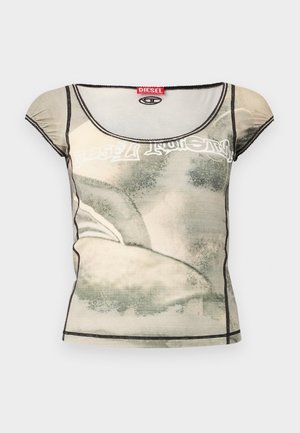 Sieviešu pieguloša īsroku blūze ar abstraktu bēši pelēku rakstu, melnu apmali un sarkanu Diesel zīmola etiķeti pie apkakles.