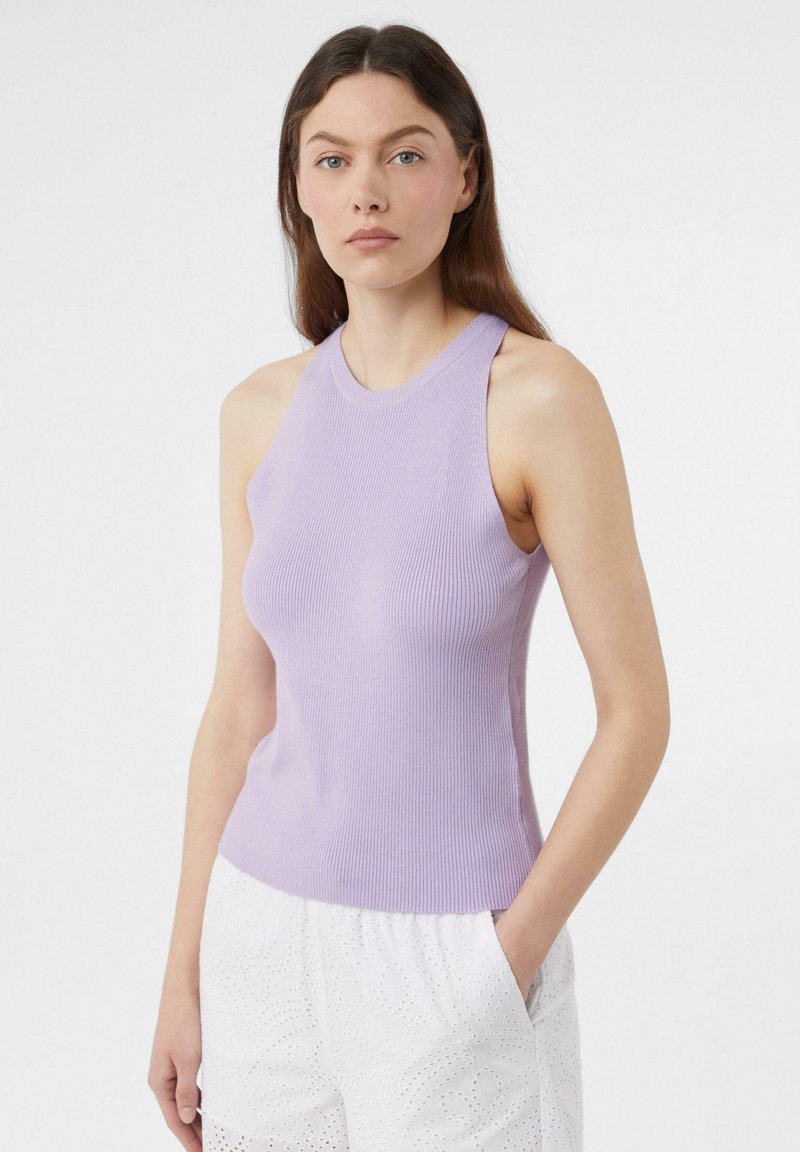 Lila geribbelde tanktop met een hoge halslijn en zonder mouwen, met een getailleerde pasvorm en een gladde textuur.