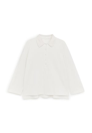 Langærmet hvid polo t-shirt med krave og knapstolpe, vist fladt på en hvid baggrund.