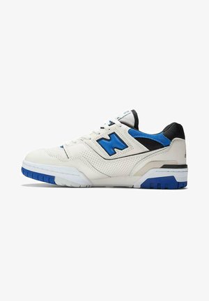Weißer Sportschuh mit blauen und schwarzen Akzenten, oberschenkelhoher Lederoberteil mit Perforationen, erhobenes Logo, gepolsterter Kragen und Gummisohle mit Profil.