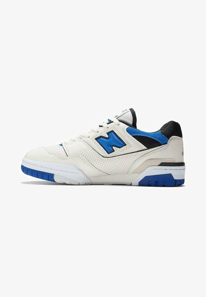 Weißer Sportschuh mit blauen und schwarzen Akzenten, oberschenkelhoher Lederoberteil mit Perforationen, erhobenes Logo, gepolsterter Kragen und Gummisohle mit Profil.