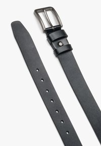 Černý kožený pásek s matným povrchem, se čtvercovou kovovou sponou a koženým popruhem s několika otvory pro nastavení velikosti.