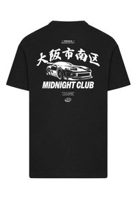 Musta puuvillapaita, jossa on valkoinen grafiikka autosta, japaninkielisiä merkkejä ja "MIDNIGHT CLUB" -teksti takana.