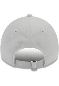 Gorra gris con un diseño estructurado, de material textil, dos agujeros de ventilación en la parte trasera y una correa metálica ajustable para un buen ajuste.
