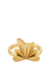 Goldfarbener Ring mit einem skulpturalen Design, das blütenblattähnliche Akzente, eine strukturierte Oberfläche und einen glatten, runden Ring auszeichnet.