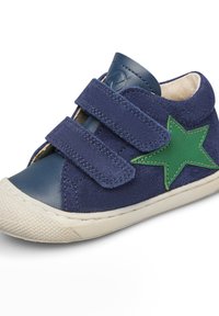 Modré semišové tenisky s zelenou hvězdičkou, vybavené dvěma suchými zipy, zaoblenou špičkou a texturovanou gumovou podrážkou.