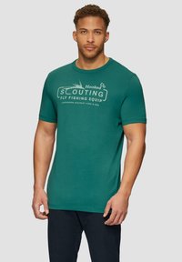 Groen katoenen T-shirt met korte mouwen, voorzien van een witte grafische bedrukking met de tekst "Hooked on Scouting Fly Fishing Equip" aan de voorkant.