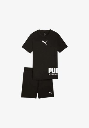 Conjunto deportivo negro de Puma con camiseta de manga corta que presenta logotipos blancos en el pecho y la parte inferior delantera, combinado con shorts a juego.