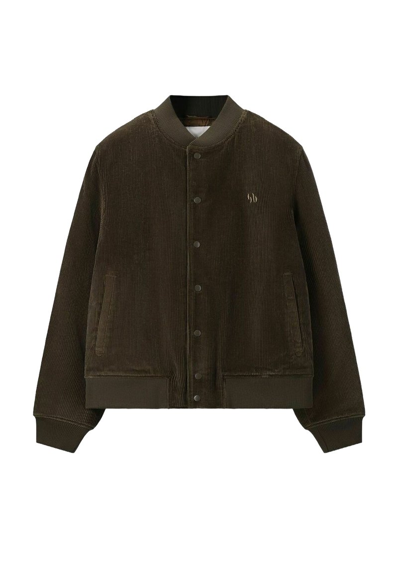 Veste en velours côtelé marron avec une texture à côtes, boutons pression et poches latérales. Présente des poignets et un col côtelés. Accent de logo simple à l'avant.