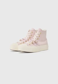 Adidași roz cu glezna înaltă, din suede, cu ochiuri aurii, șireturi albe și o talpă din cauciuc texturat.