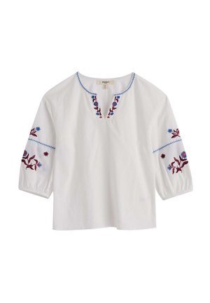 Witte blouse met halve mouwen, versierd met blauwe en bordeauxrode bloemrijke borduursels op de halslijn en mouwen, en een keyhole-halslijn.