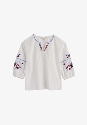 Witte blouse met halve mouwen, versierd met blauwe en bordeauxrode bloemrijke borduursels op de halslijn en mouwen, en een keyhole-halslijn.