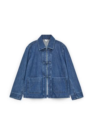 Blauwe spijkerjasje met kraag, twee voorzakken, lange mouwen en sluiting met knoppen aan het midden.