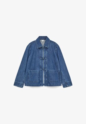 Blauwe spijkerjasje met kraag, twee voorzakken, lange mouwen en sluiting met knoppen aan het midden.