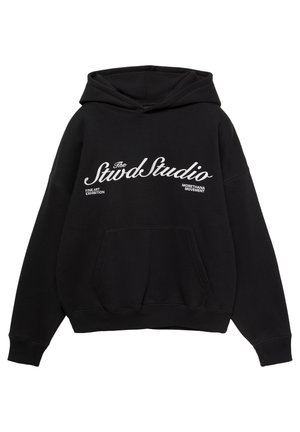 Czarna bluza z kapturem wykonana z miękkiego materiału, z przednią kieszenią, ściągaczami na rękawach oraz wyraźnym białym nadrukiem. Prosty i luźny krój.