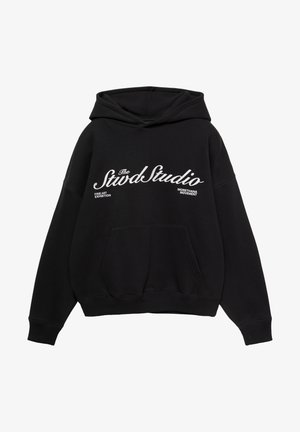 Schwarzer Hoodie aus weichem Stoff, mit vorderer Tasche, gerippten Bündchen und markantem weißen Text. Einfaches und lässiges Design mit lockerem Schnitt.