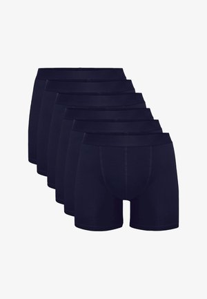 Set van zes marineblauwe boxershorts, gemaakt van zachte stof met elastische taillebanden, met een gladde textuur en een middellange snit.