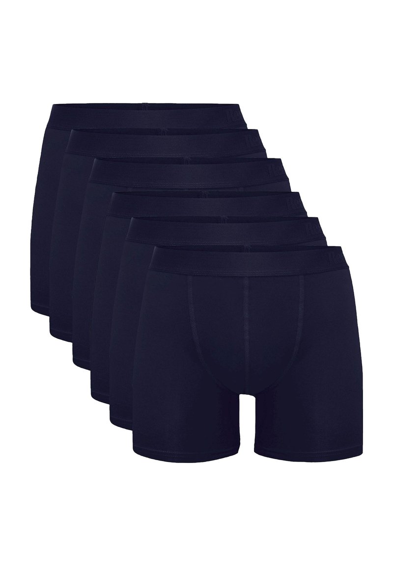Set van zes marineblauwe boxershorts, gemaakt van zachte stof met elastische taillebanden, met een gladde textuur en een middellange snit.