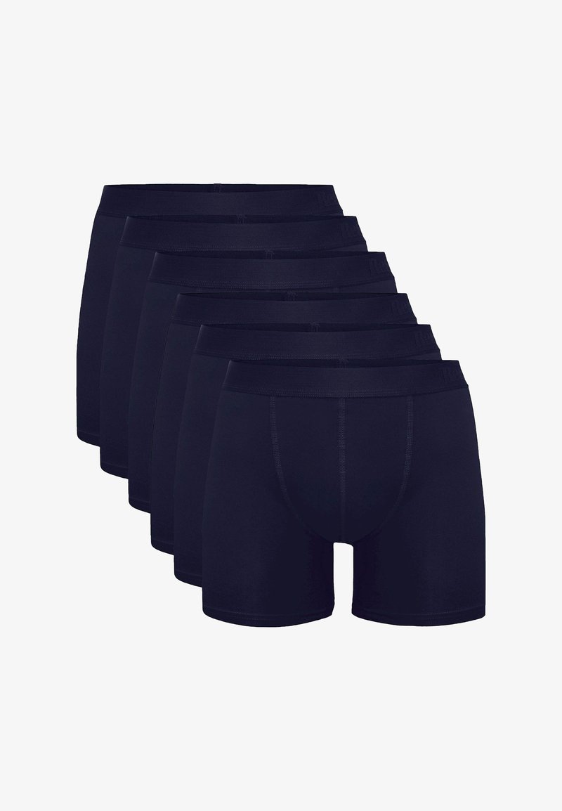 Set van zes marineblauwe boxershorts, gemaakt van zachte stof met elastische taillebanden, met een gladde textuur en een middellange snit.