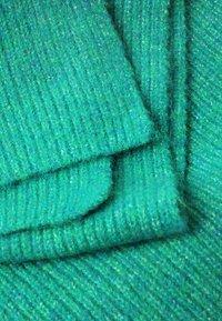 Țesătură din lână verde cu un model texturat în dungi, având nuanțe variate de verde, finisaj moale și fibre vizibile pentru o profunzime suplimentară.