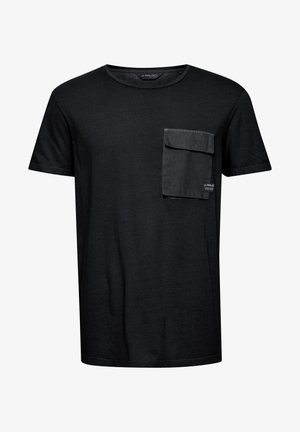 Schwarzes T-Shirt aus weichem Stoff, mit Rundhalsausschnitt und einer großen Fronttasche mit Klappe. Einfaches Design mit kurzen Ärmeln.