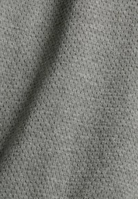 Šedá texturovaná tkanina s mřížkovým vzorem a malými, rovnoměrně rozmístěnými otvory, která ukazuje měkký a prodyšný materiál.