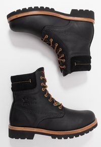 Botas de cuero negras hasta el tobillo con puntera redonda, cordones marrones y una superficie texturada. Presentan un cuello acolchado y una suela de goma resistente.