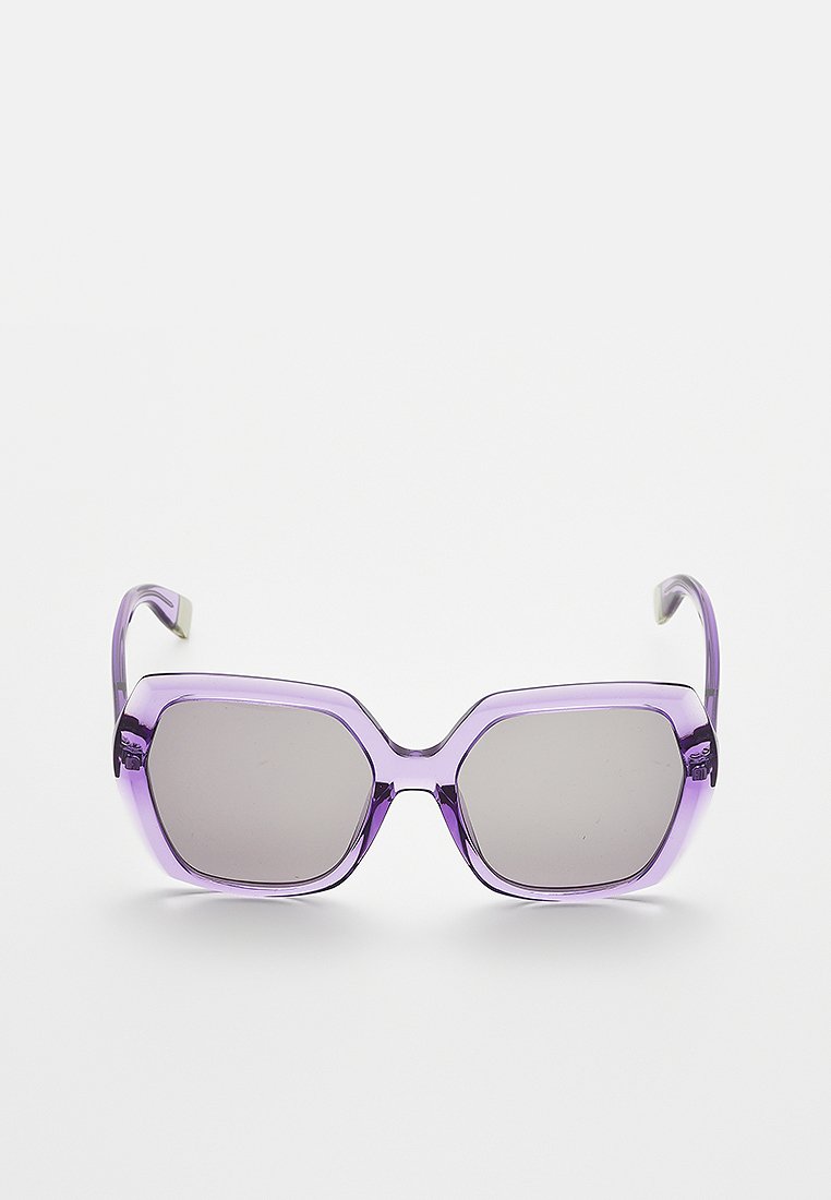 Occhiali da sole in plastica viola con forma ottagonale, lenti grigie e bracci trasparenti. Presentano accenti hardware sottili vicino alle cerniere.