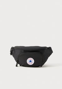 Buzunar de talie negru, realizat dintr-un material textil durabil, având un buzunar frontal cu fermoar și un patch rotund cu logo-ul Converse. Textură fină și design minimalist.