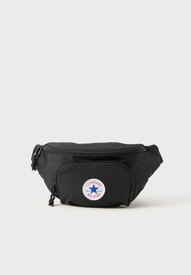 Buzunar de talie negru, realizat dintr-un material textil durabil, având un buzunar frontal cu fermoar și un patch rotund cu logo-ul Converse. Textură fină și design minimalist.
