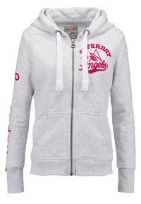 Sudadera con cremallera color gris claro, con texto del logo en rosa, capucha con cordón, bolsillos frontales y puños acanalados. Tejido suave con un ajuste casual.