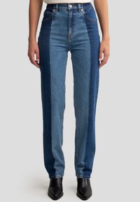 High-waisted jeans met een kleurblokontwerp in licht en donkerblauw denim, rechte pijpen en subtiele stiksels.