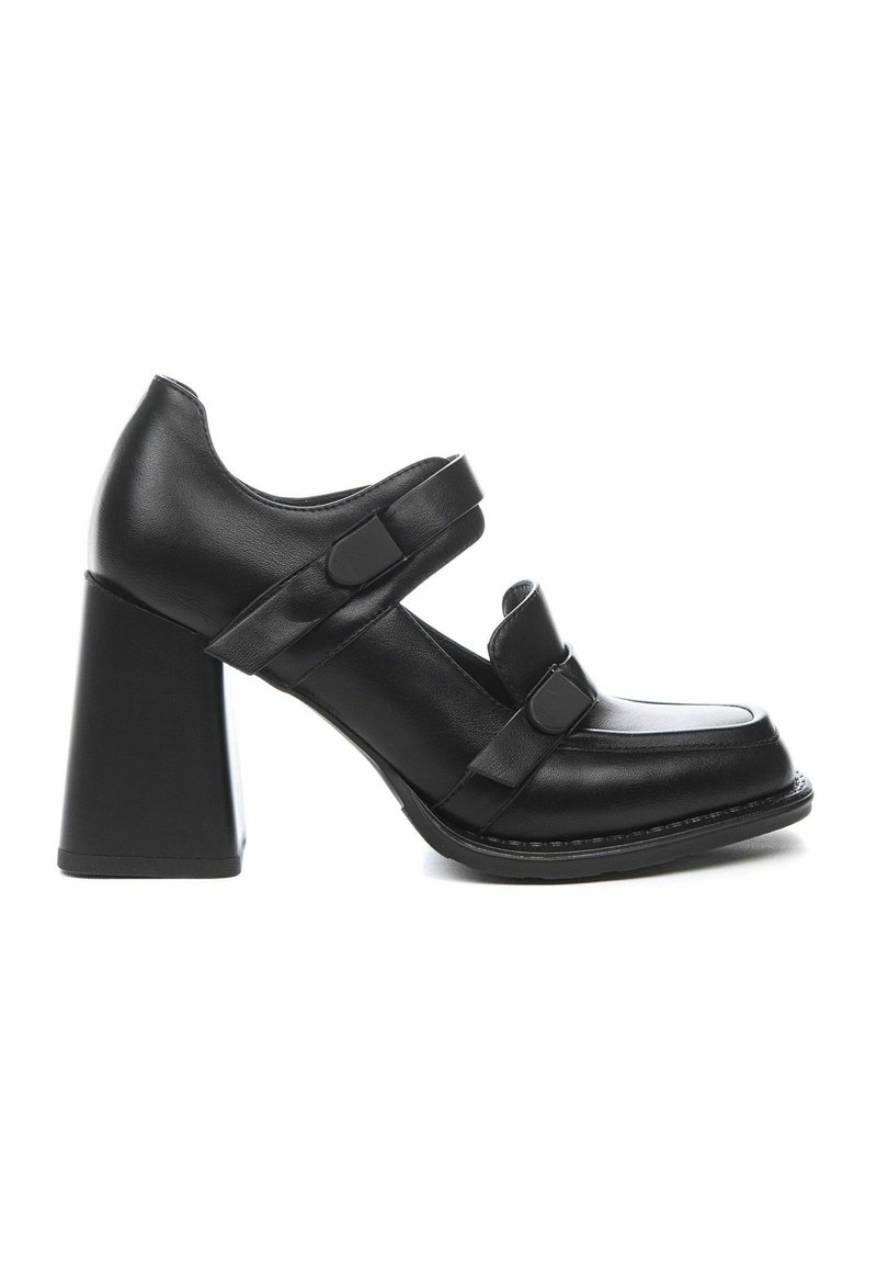 Chaussure pour femme en cuir noir avec un talon haut épais, deux brides ajustables et un bout carré arrondi.