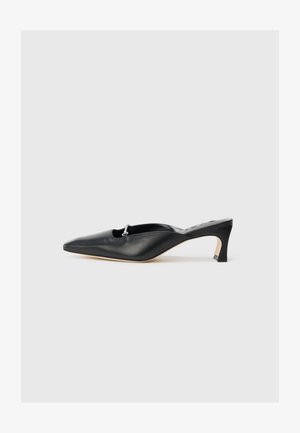 Črne usnjene slingback čevlje z izostrenim prstom, nizko peto in srebrnim okrasnim detajlom pri odprtini. Gladka tekstura, minimalističen dizajn.