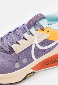 Nike Performance ZOOMX ZEGAMA 2 - Tenisice za trail trčanje - daybreak/white/cosmic clay/sundial/glacier blue