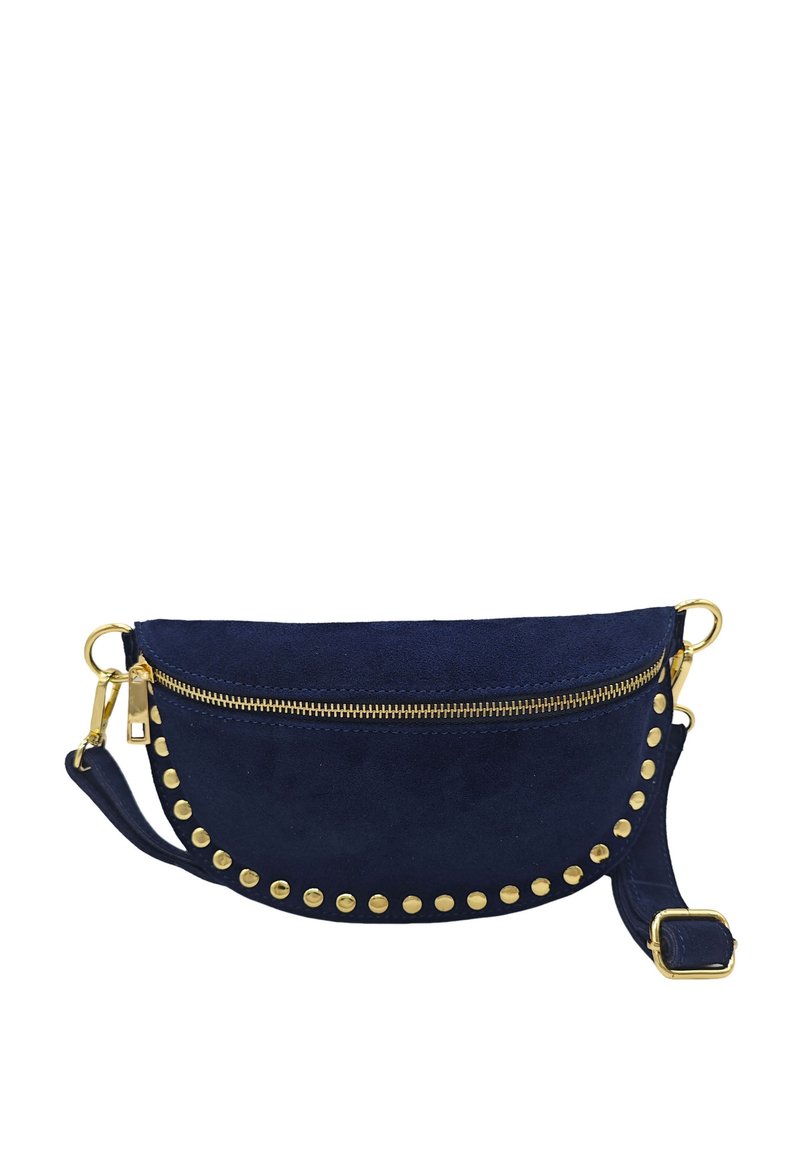 Sac en daim bleu marine de forme courbée, fermeture éclair en ton doré et détails cloutés le long du bord. Comprend une bandoulière pour le port.