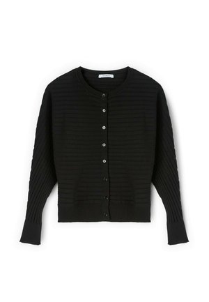 Musta ribbineulottu neuletakki, jossa on napit edessä, pitkät hihat ja pyöreä pääntie, esitettynä tasaisena valkoisella taustalla.