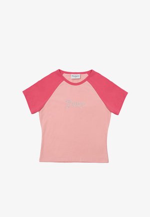 T-shirt a maniche corte di colore rosa chiaro con maniche raglan rosa a contrasto; presenta la scritta luccicante "Juicy" sulla parte anteriore.