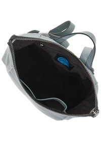 Borsa in pelle blu testurizzata con chiusura a zip. L'interno è in tessuto nero con una piccola tasca zippata e un'etichetta di marca.