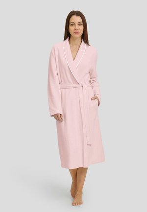 Bata de baño de color rosa claro con cuello de chal, que presenta una tela texturizada y una cintura con cinturón, de longitud hasta la rodilla y con ribetes blancos en el cuello.