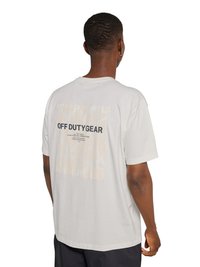 Homme de dos portant un T-shirt blanc avec l'inscription « OFF DUTY GEAR » en noir dans le dos et un short noir.