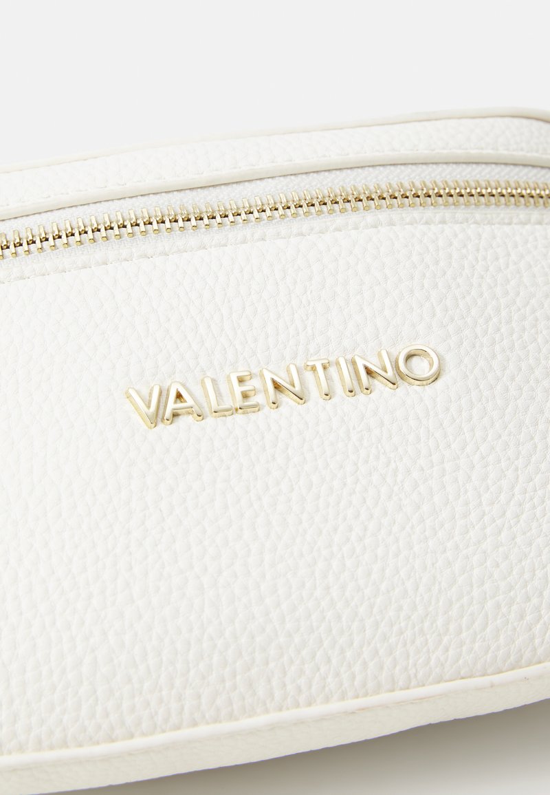 Weiße Leder-Reißverschlusstasche mit strukturiertem Oberflächen und goldfarbenem "Valentino"-Logo. Goldfarbene Reißverschlussbeschläge akzentuieren das Design.